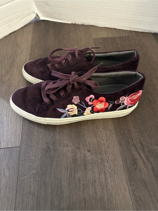 Skechers Shoes - Skechers Women’s Embroidered Velvet Vaso Flores Sneakers in a Size 9